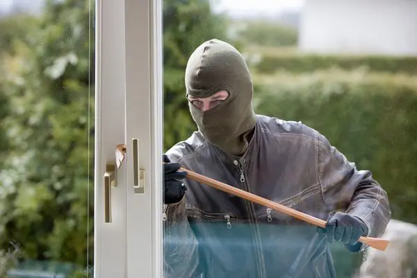 Police_breaking_into_house