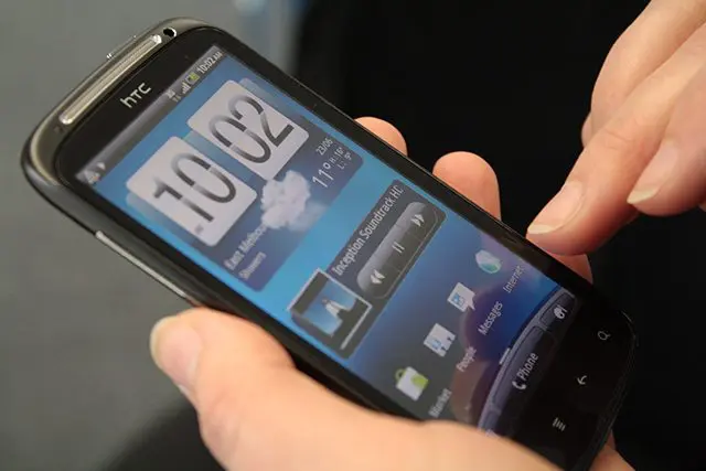 using-smartphone-at-meeting