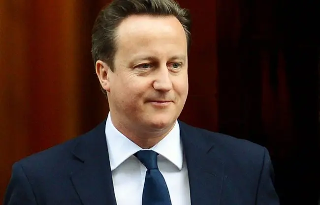 David+Cameron+comes+out+to+greet+Queen+Elizabeth+II+at+No+10+Downing+Street+ (650×417)