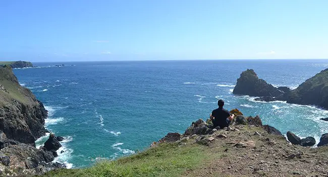 Faisal-sitting-at-Kynance-Cove-cliff-edge