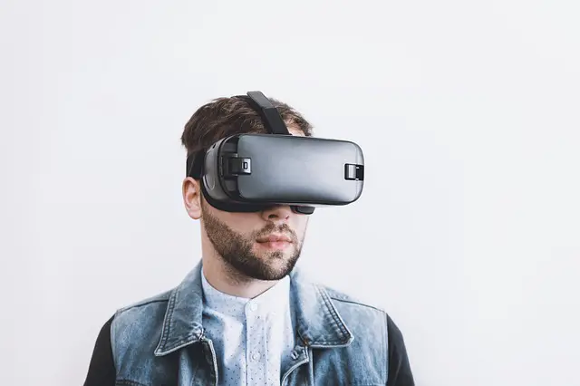 vr-3460451_640