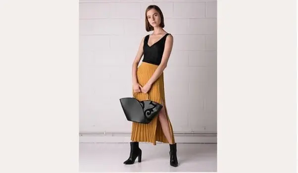 Altari, new London-based handbag brand, is on a mission to save ancient craftsmanship. The designs merge leather mosaics, hand-stitched with a technique dating back over 1000 years, and modern shapes to create distinctive, chic and feminine handbags.