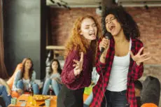 Spotify appears to have introduced a new karaoke feature that rates listeners’ singing.