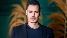 There are men who glide through the world’s most exclusive rooms, and then there are men who seem to belong to them.