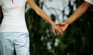 couple-holding-hands-001