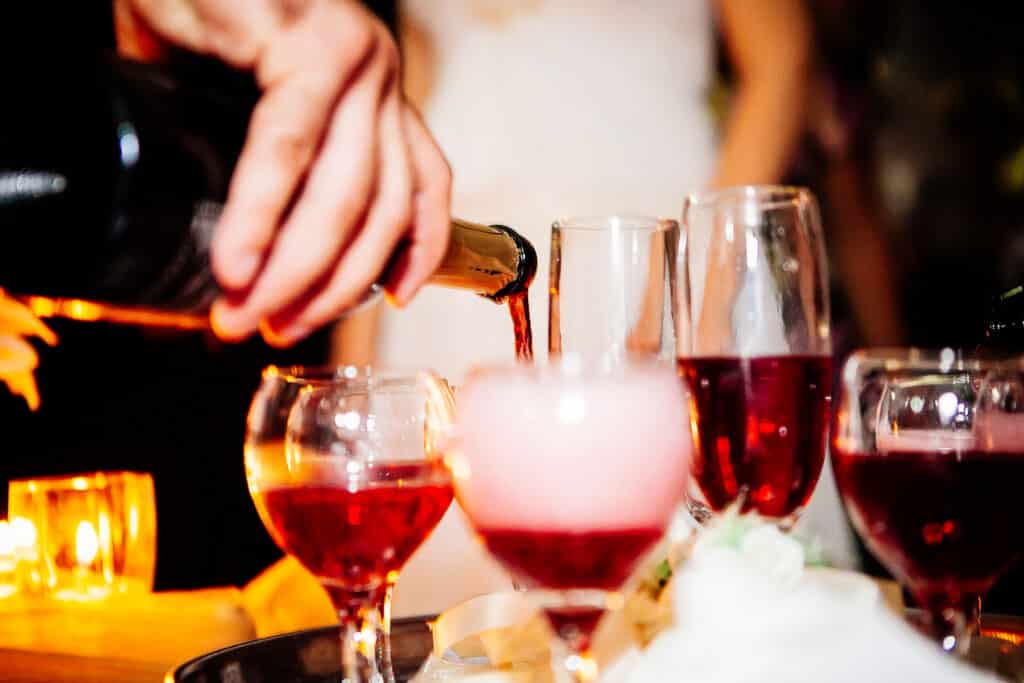 Champagne,Pouring