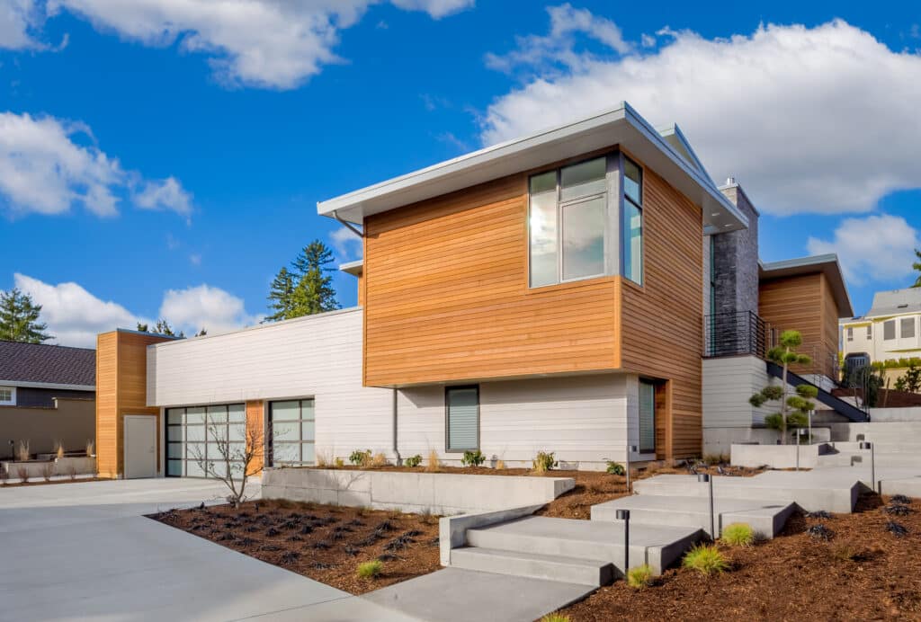Beautiful,Modern,Home,Exterior,With,Three,Car,Garage,On,Bright
