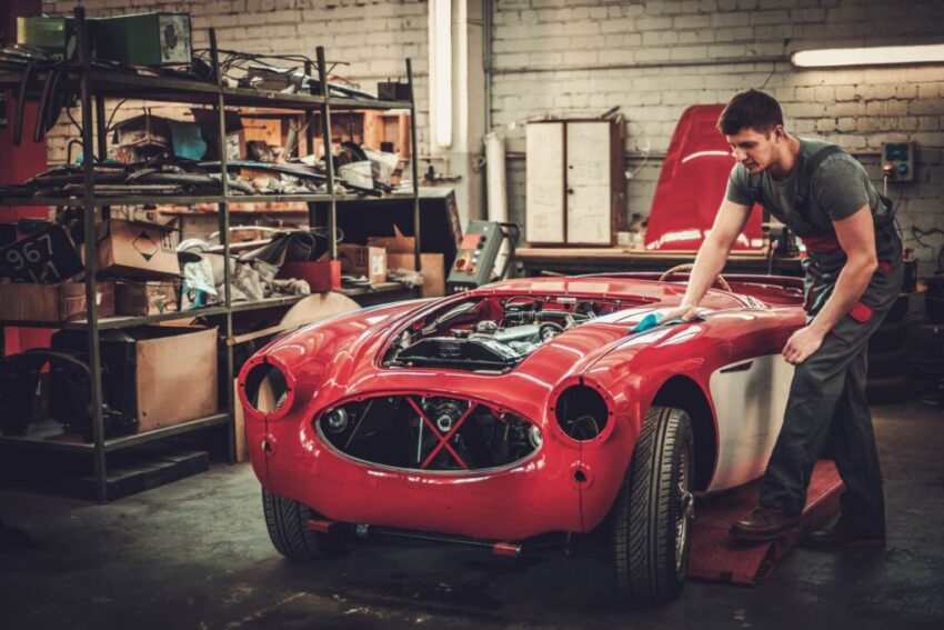 Mechanic,Polishning,Car,In,Restoration,Workshop