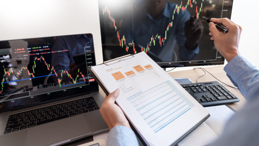 Working,Business,Man,,Team,Of,Broker,Or,Traders,Talking,About