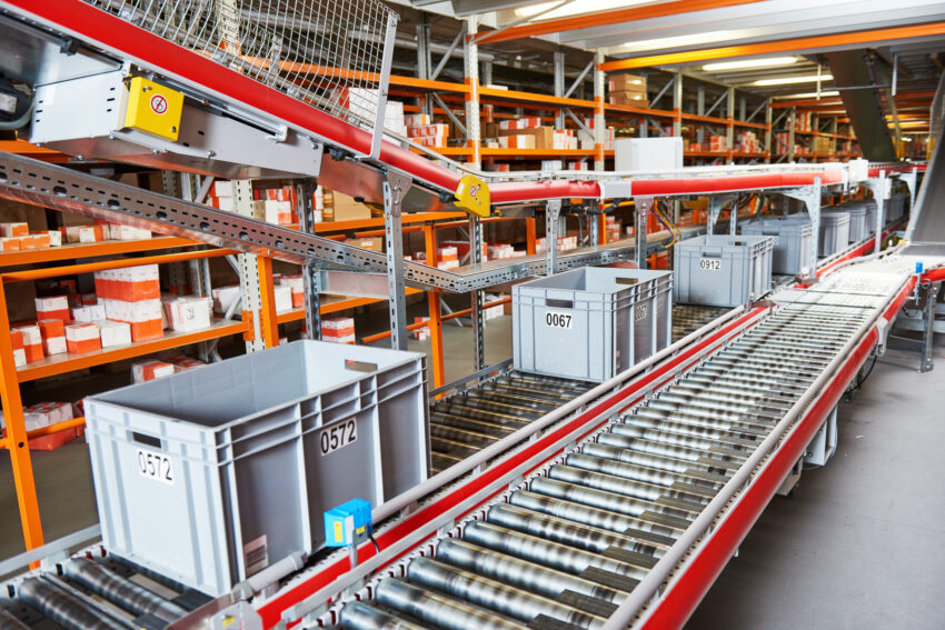 Warehouse,Management,System.,Conveyer,With,Automaticaly,Moving,Boxes