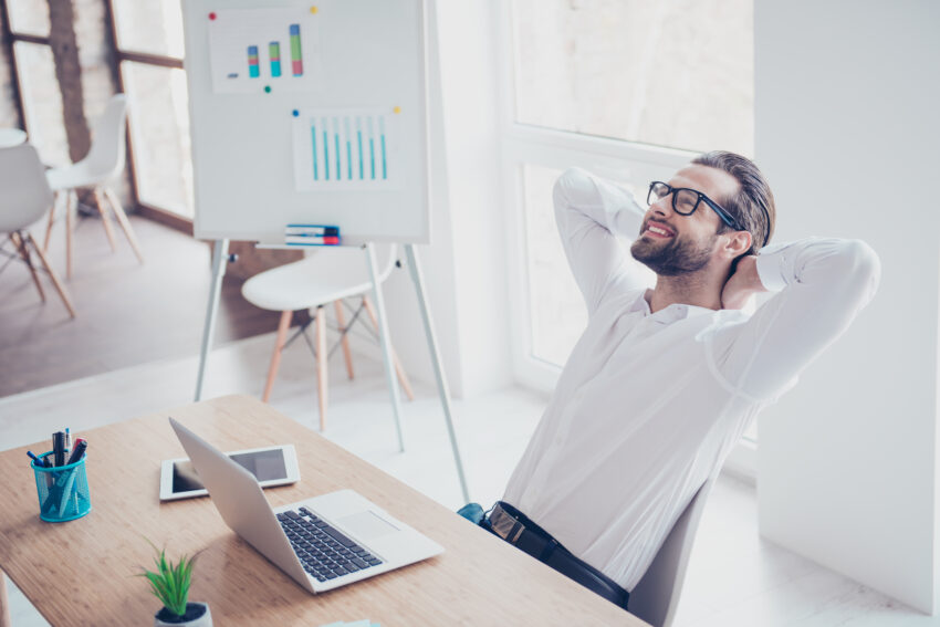 Smiling,Happy,Businessman,In,Glasses,And,White,Shirt,Relaxing,In