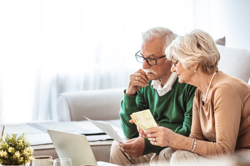 Senior,Couple,Working,On,Home,personal,Finance,Using,Laptop,With,Concerned