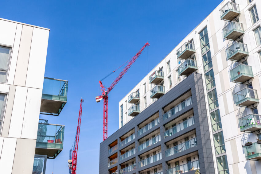 Facade,Of,A,Modern,Flat,With,Building,Cranes,In,The
