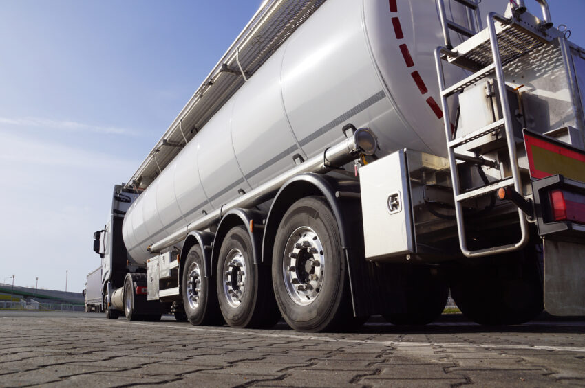 A,Truck,During,A,Break,,A,Tanker,In,The,Foreground.