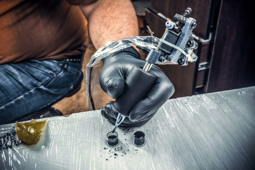 Tattooer,Making,A,Tattoo,In,Tattoo,Parlour
