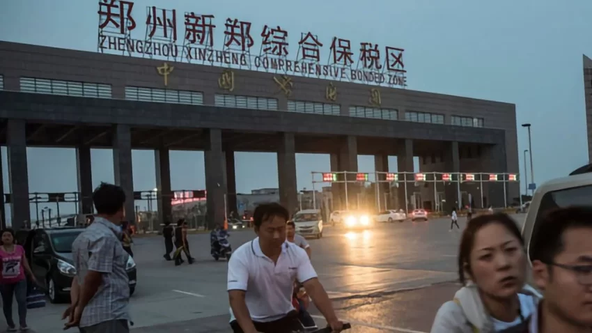 Protests have broken out at the world’s biggest iPhone factory in the Chinese city of Zhengzhou.