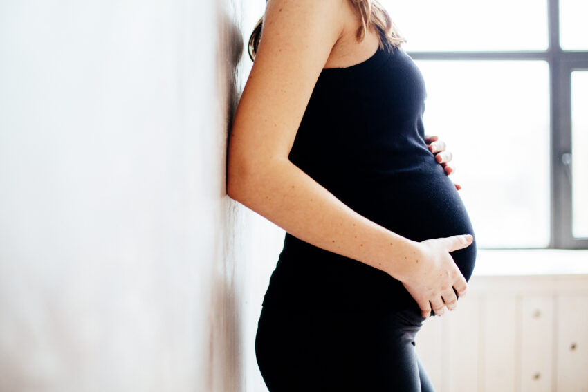 Pregnant,Lady,In,Black,Yoga,Clothes
