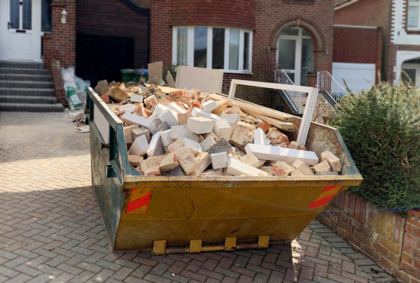 Photo,Shows,Front,Part,Of,Full,Industrial,Rubbish,Skip,For