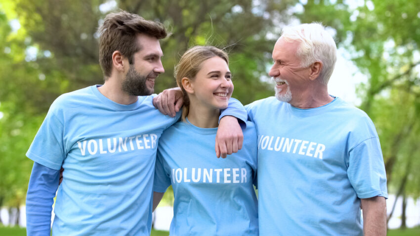 Choosing the right workwear is essential to maintaining productivity and safety while on the job. One of the most versatile and popular items of workwear that should be a staple in every worker's wardrobe is the work t-shirt. 