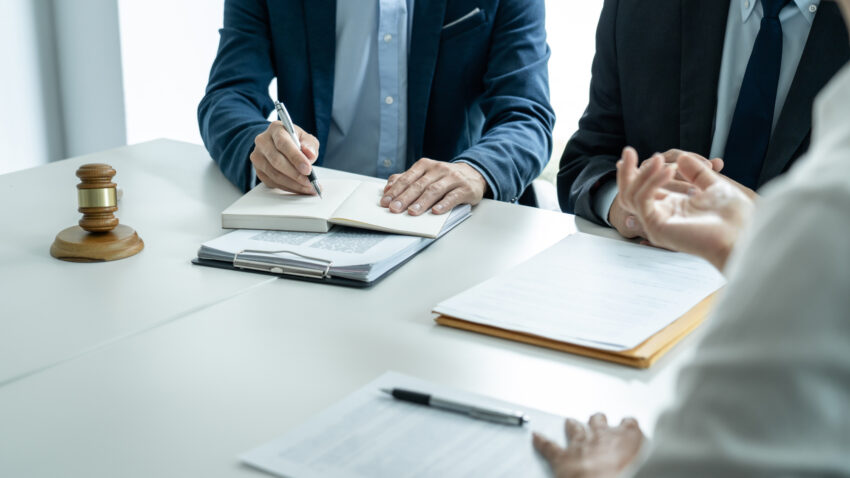 In the complex world of business, disputes are a common occurrence. They can arise from a variety of issues, such as disagreements over contract terms, intellectual property rights, employment issues, or even company ownership.
