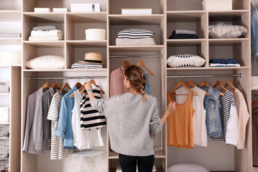 When decorating a home, people are increasingly choosing built-in furniture. It is a modern solution that allows you to decorate a room elegantly.