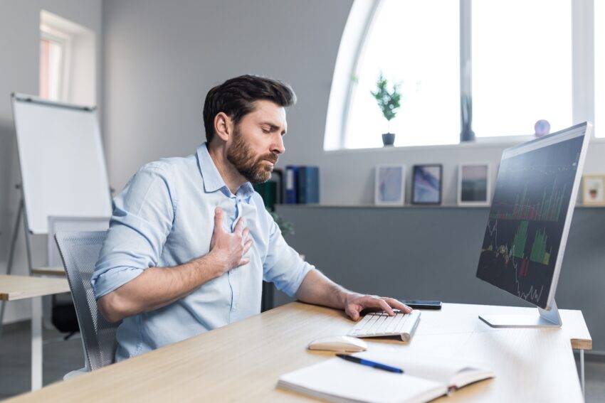 Moving abroad to work can bring your employees many exciting new experiences and opportunities. However, working abroad also has its own challenges, and particularly it can negatively affect your employee’s health and wellbeing. 