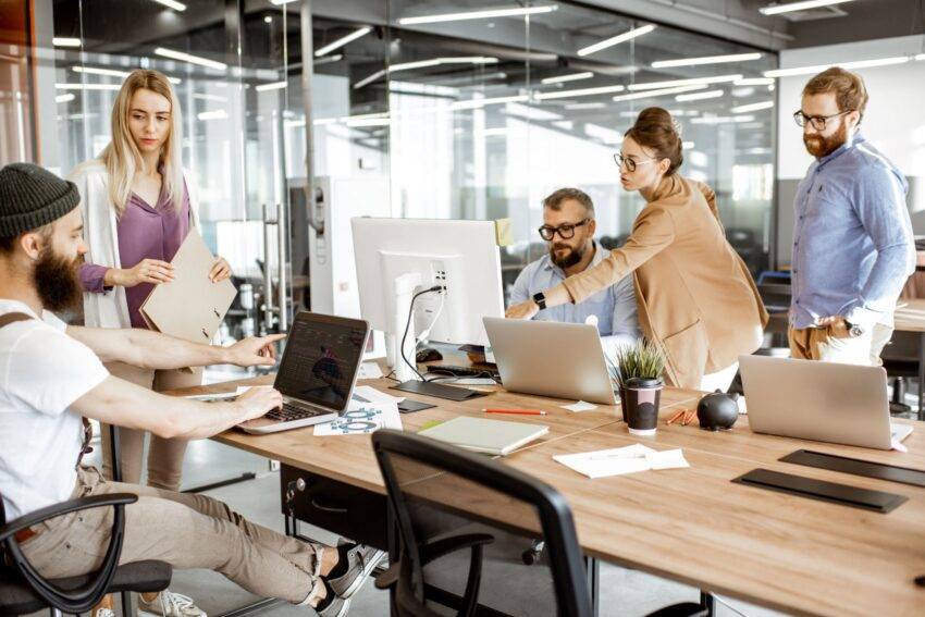 The traditional five-day work week has been the norm for decades. Lately, however, a new concept has been gaining traction: the four-day work week.