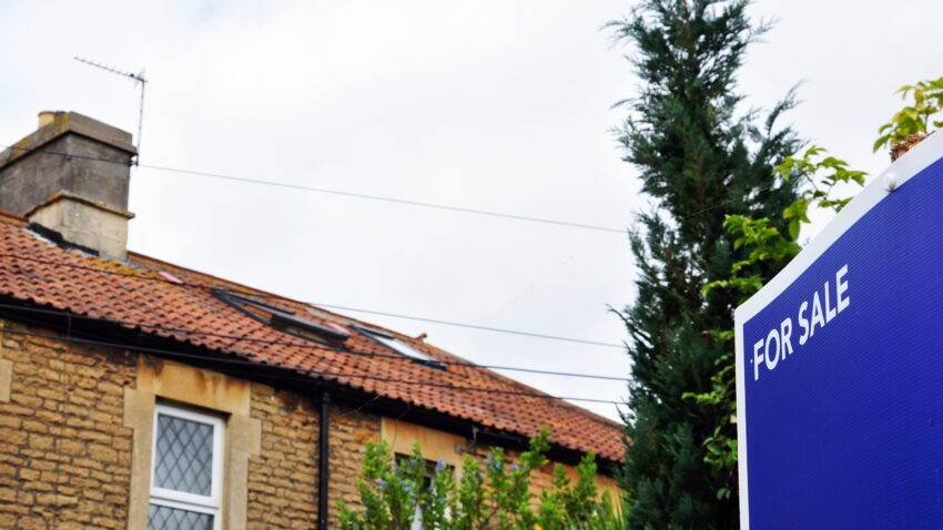 The average British house price soared to a record high of £375,131 in May, as reported by Rightmove. This represents a 0.8% month-on-month increase, or £2,807, in the prices of properties coming to market.