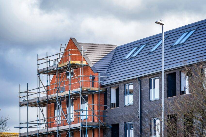 The UK property market in 2024 has shown notable unpredictability. Initially influenced by pandemic-related activity and government incentives, it faced challenges in late 2023 due to rising interest rates and a cost-of-living crisis, particularly affecting high-value areas like London, resulting in a dip in house prices.