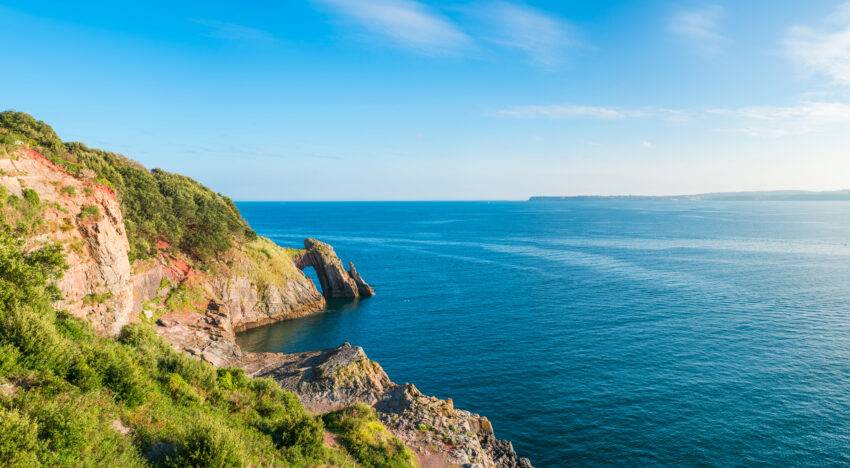 South Devon is a piece of heaven on Earth with its panoramic beauty and natural landscapes. It is a cool place in the Southwest of England and has everything such as forests, beaches, and big open spaces.
