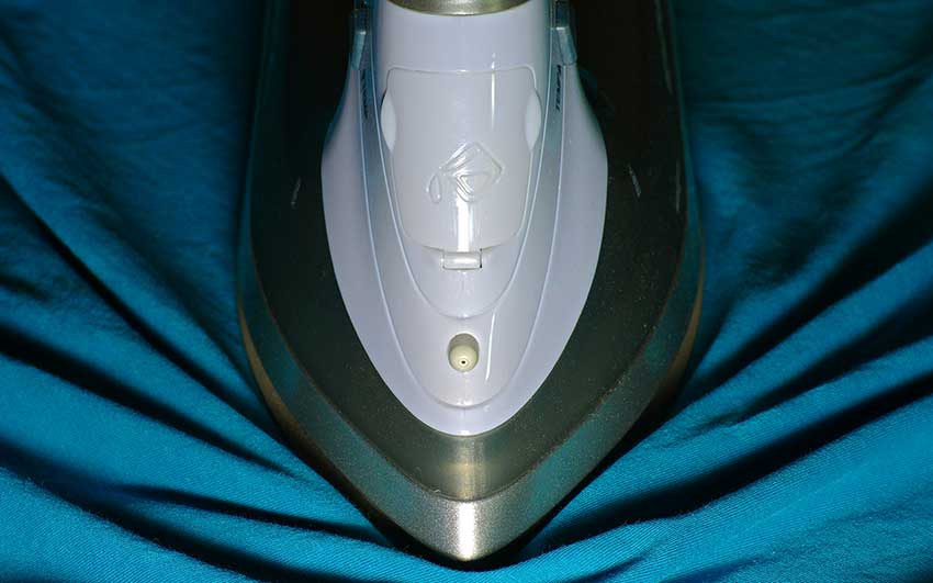 Life is busy. Work, meetings, deadlines, and maybe even kids. Who has time for endless ironing? No one. But walking into the office with wrinkled clothes? Not an option.