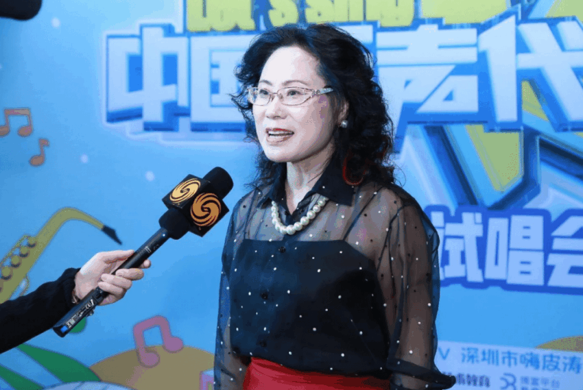 Some people change the world without saying much. Hong Wei Liao is one of them. She lives in Toronto, where she leads a quiet but powerful life. She helps others, especially women and young people, find their voice and path.