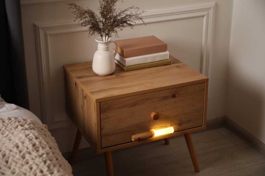 We make simple, beautiful furniture. Our focus is on quality. Every piece is handcrafted from solid oak. We design for your bedroom and living room.